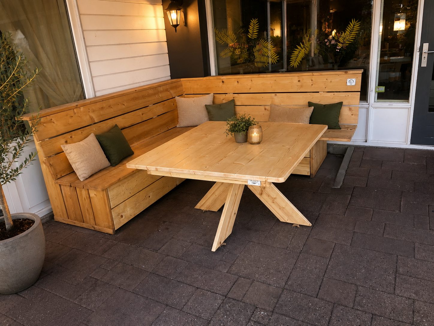Houten hoekbank met tafel voor buiten